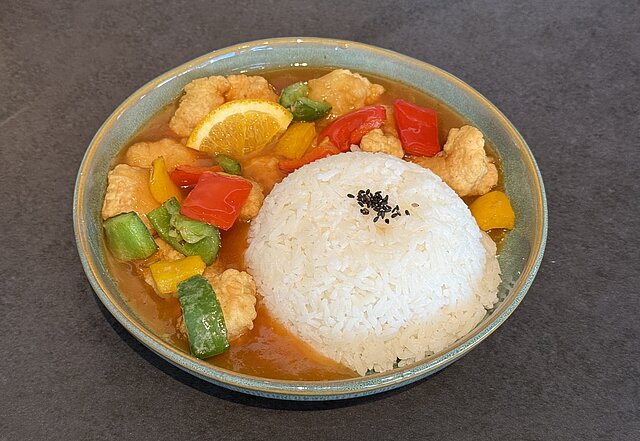 Poulet an Orangensauce mit Reis